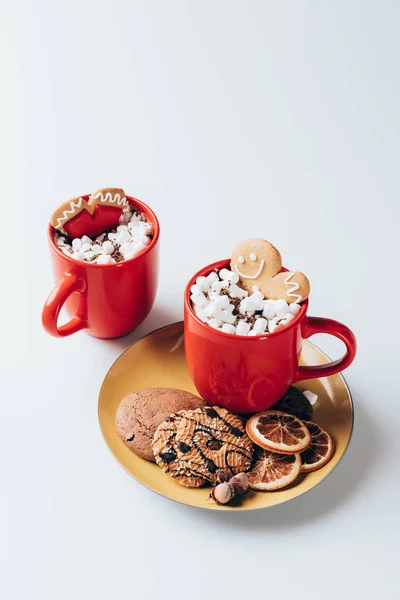 Chocolate caliente con malvaviscos y galletas - foto de stock