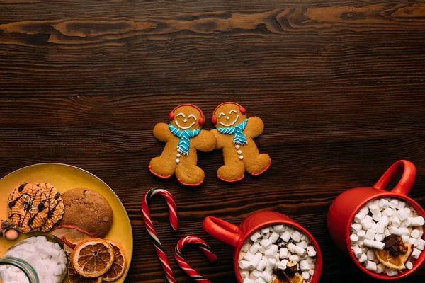 Lebkuchenmänner und Kakao — Stockfoto