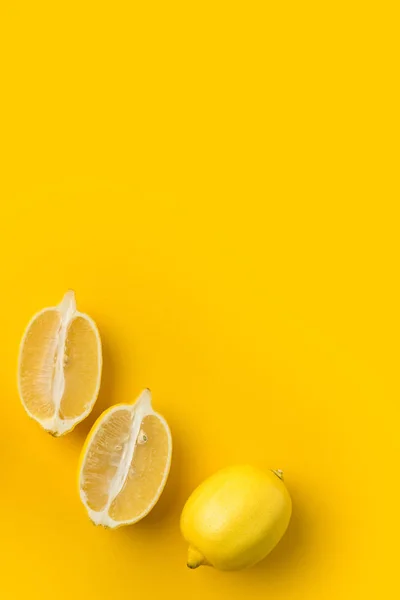 Two halves of lemon and single lemon — Stock Photo