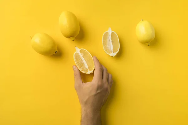 Uomo con in mano metà limone — Foto stock