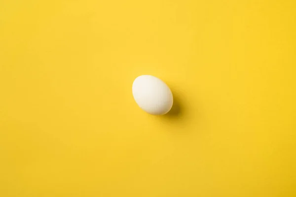 Huevo de pollo - foto de stock