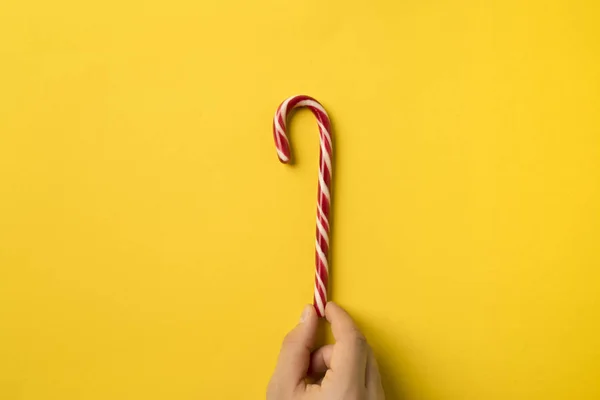 Homem segurando pau de doces — Stock Photo