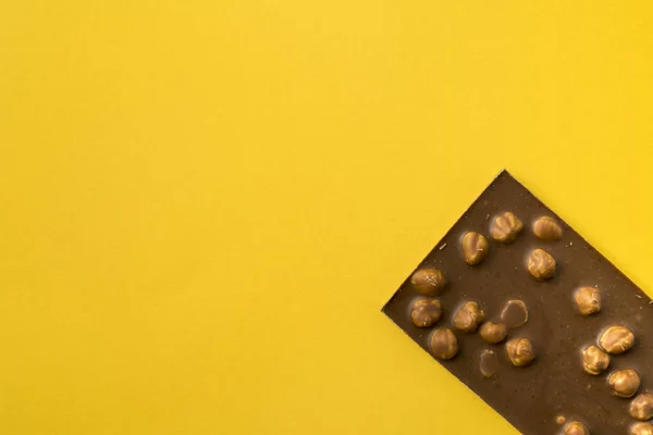 Шоколадная плитка с орехами — стоковое фото