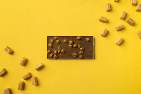 Barretta di cioccolato con caramelle al latte iris — Foto stock