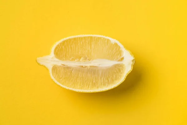 Die Hälfte der Zitrone — Stockfoto