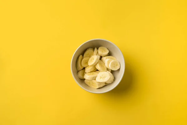 Assiette aux bananes coupées — Photo de stock
