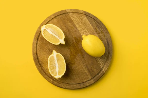 Citrons sur planche de bois — Photo de stock