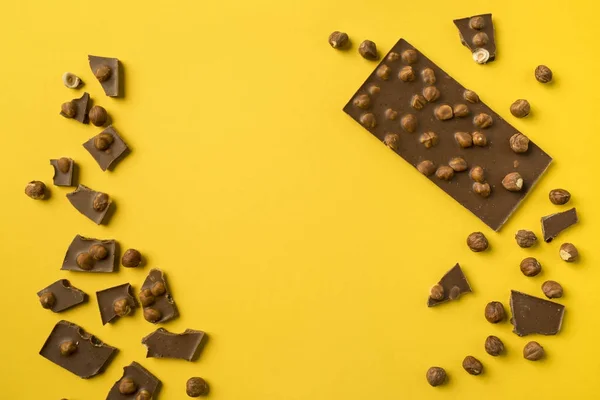 Chocolate bar with scattered pieces — Stock Photo
