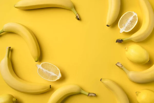 Bananas and lemons halves — Stock Photo