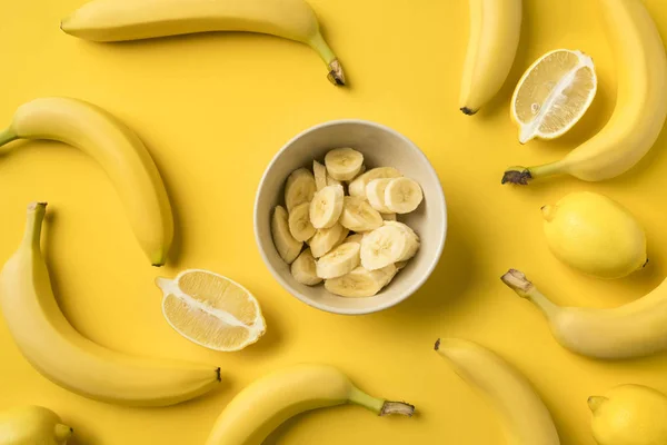 Placa con plátanos cortados - foto de stock
