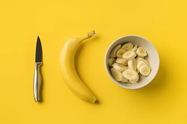 Piatto con banane tagliate e coltello — Foto stock