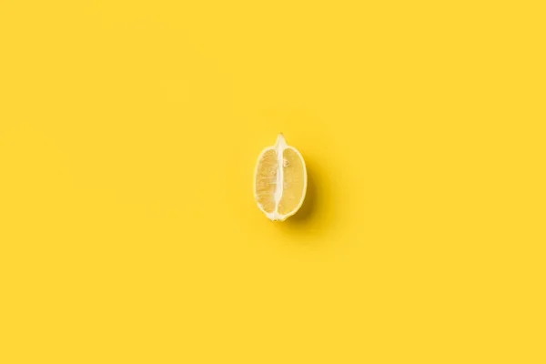 Die Hälfte der Zitrone — Stockfoto