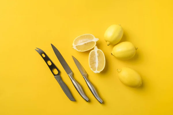Lemons and knifes — Stock Photo