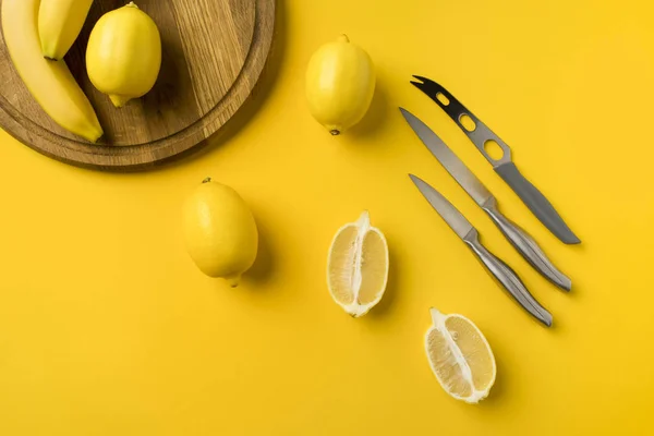 Лимоны и ножи — стоковое фото