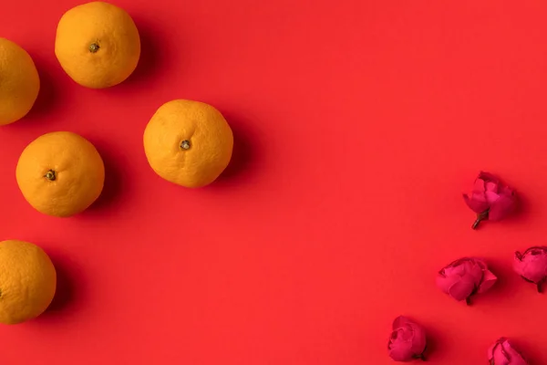 Tangerines and flowers — Stock Photo