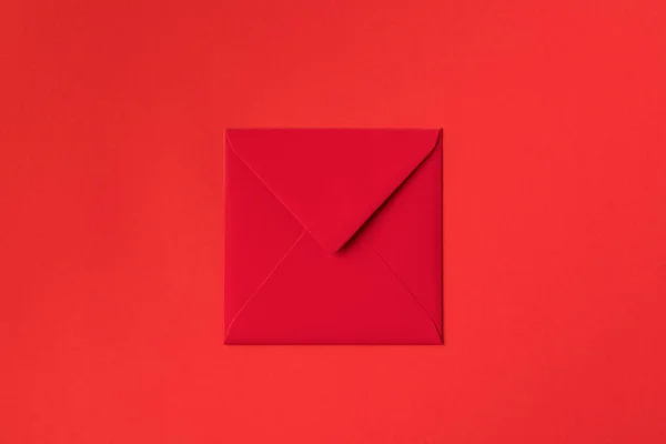Enveloppe rouge — Photo de stock