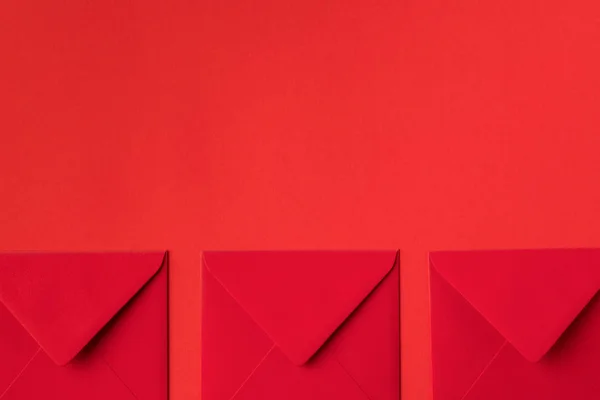 Envelopes vermelhos — Fotografia de Stock