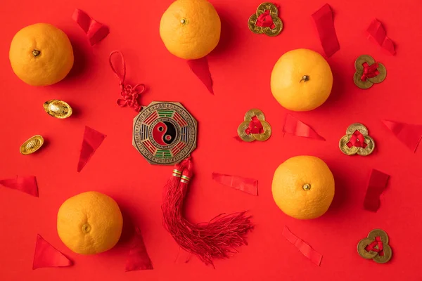 Oriental decorations and tangerines — Stock Photo