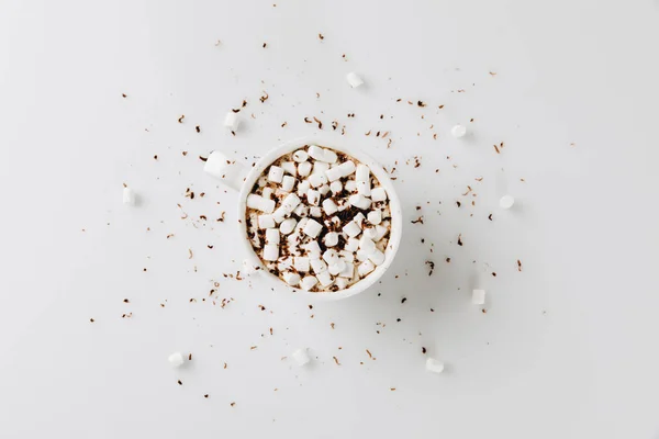 Chocolate con malvaviscos en taza - foto de stock