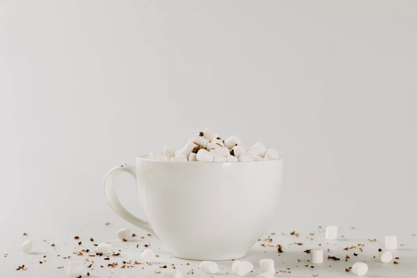 Taza de cacao caliente con malvaviscos - foto de stock