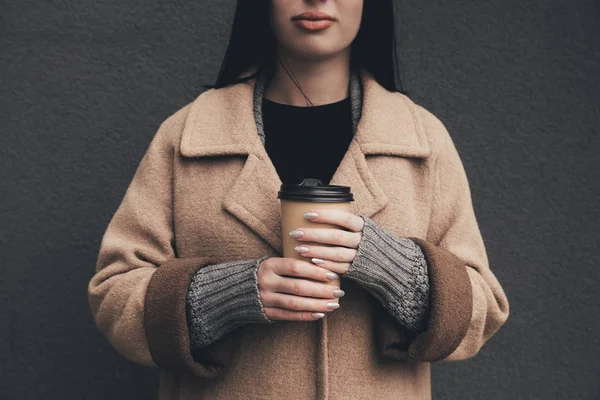 Женщина с одноразовой чашкой кофе — стоковое фото