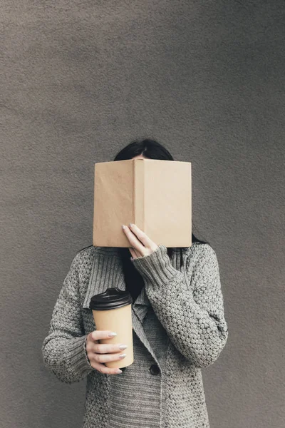 Mujer con libro y café - foto de stock