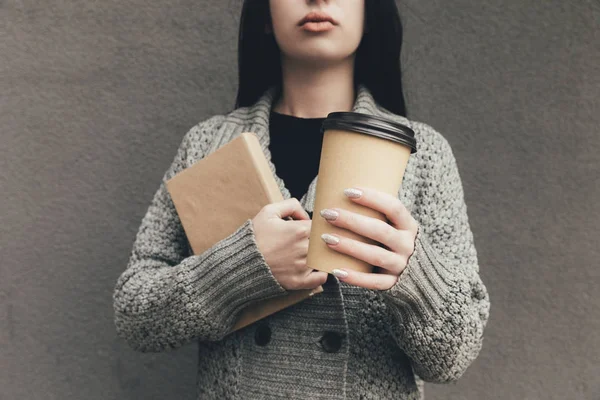 Femme avec livre et café — Photo de stock