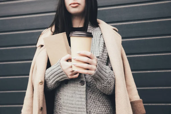 Mujer en suéter y abrigo con café - foto de stock