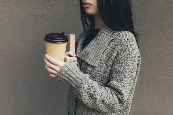 Frau mit Buch und Kaffee — Stockfoto