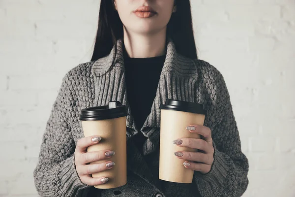 Femme avec deux tasses jetables — Photo de stock