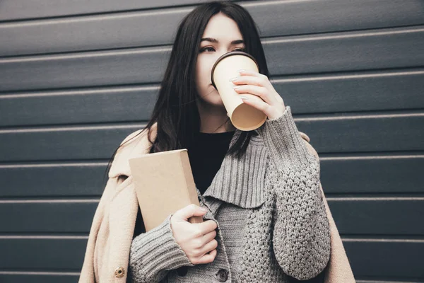 Mujer con libro beber café - foto de stock