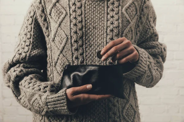 Femme tenant portefeuille avec des pièces — Photo de stock