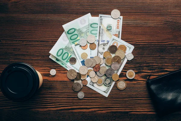 Monedas, billetes en dólares y en euros - foto de stock