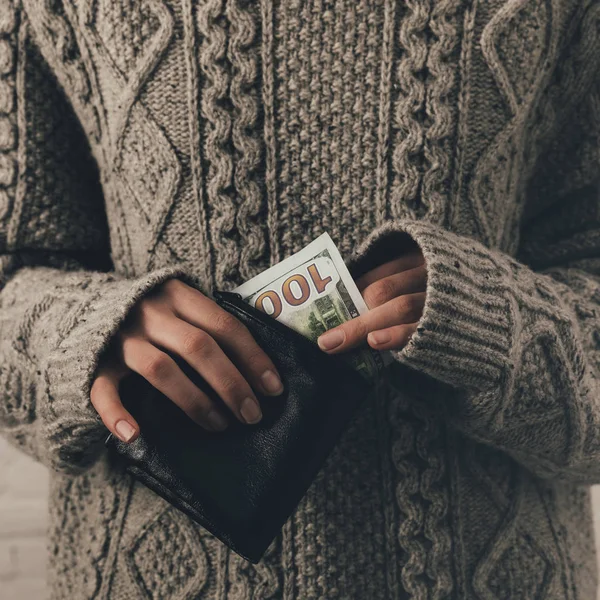 Femme avec billet en euros — Photo de stock