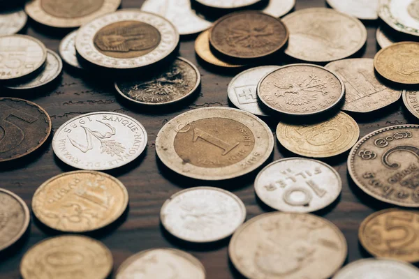 Colección de monedas sobre mesa de madera - foto de stock