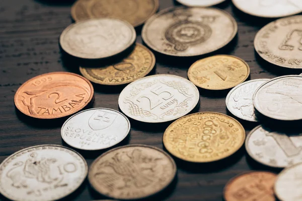 Colección de monedas en la mesa - foto de stock