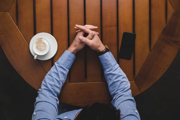 Homem com xícara de café e smartphone — Fotografia de Stock