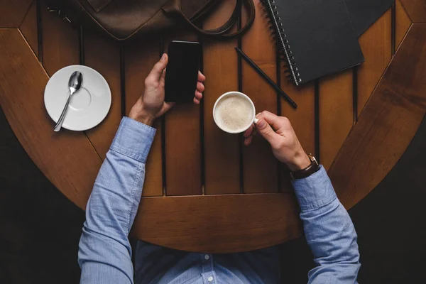 Homem com smartphone beber café — Fotografia de Stock