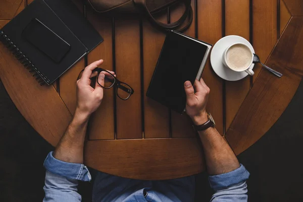 Man with eyeglasses and notepad — Stock Photo