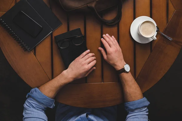 Homem com notepads, smartphone e café — Fotografia de Stock