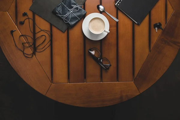 Кава на дерев'яному столі — стокове фото