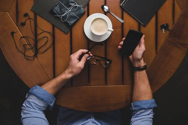 Uomo con occhiali, smartphone e caffè — Foto stock