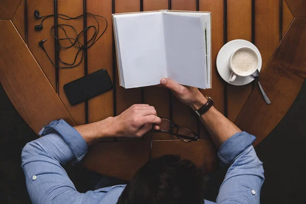 Homem leitura livro — Fotografia de Stock