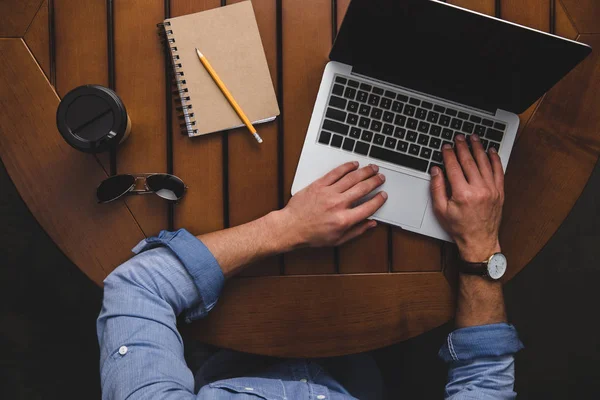 Man using laptop — Stock Photo