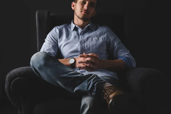 Homme relaxant dans le fauteuil — Photo de stock