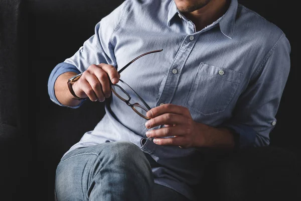 Man holding eyeglasses — Stock Photo