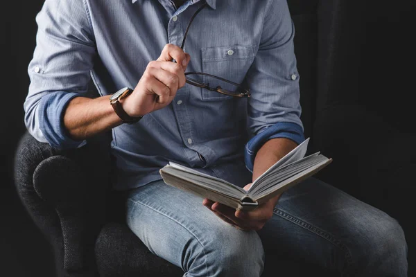 Homem leitura livro — Fotografia de Stock