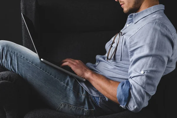 Man using laptop — Stock Photo