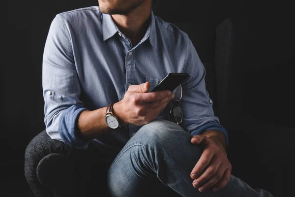 Hombre usando smartphone - foto de stock