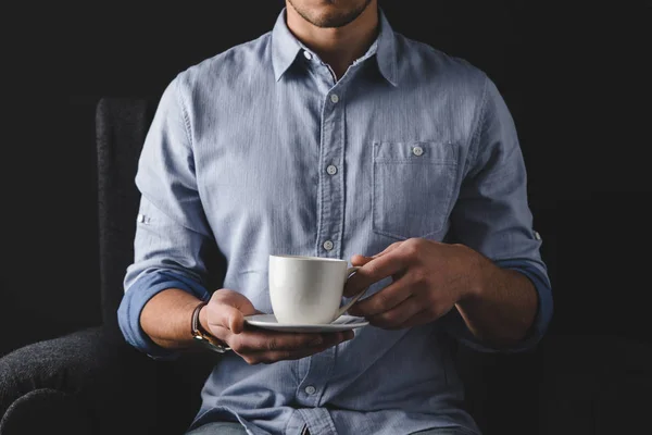 Uomo che beve caffè — Foto stock